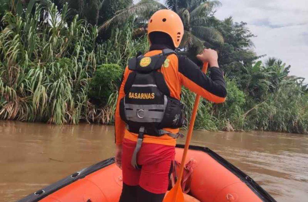 Tim SAR gabungan saat melakukan pencarian korban tenggelam di Sungai Komering. (Dok. Basarnas Palembang)