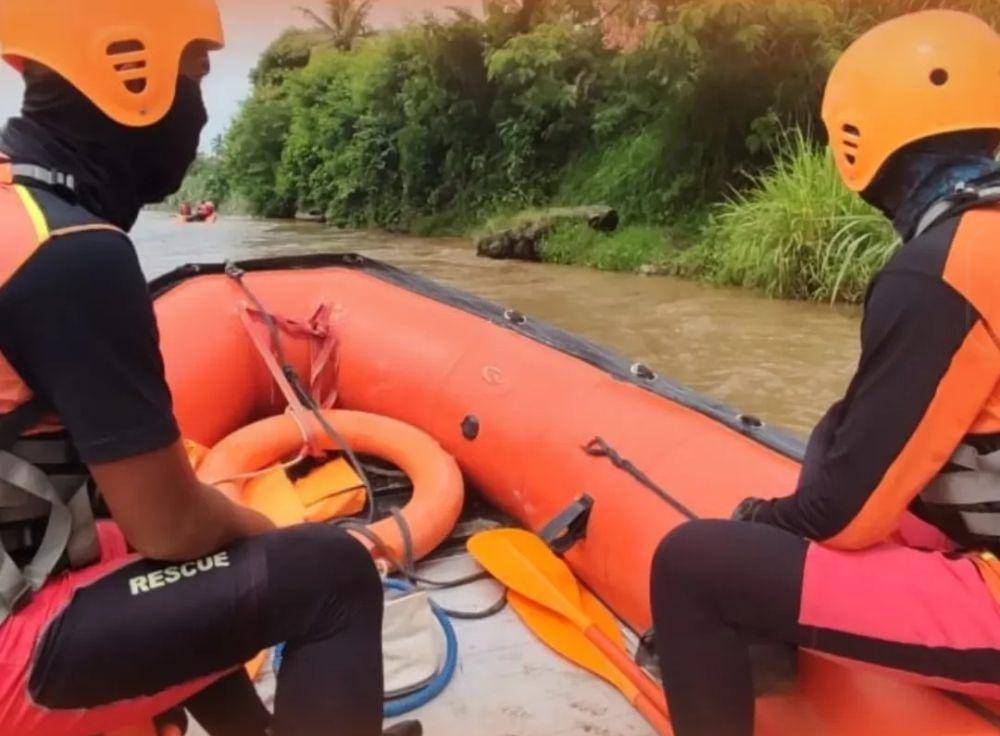 Tim SAR gabungan saat melakukan pencarian korban tenggelam di Sungai Komering. (Dok. Basarnas Palembang)