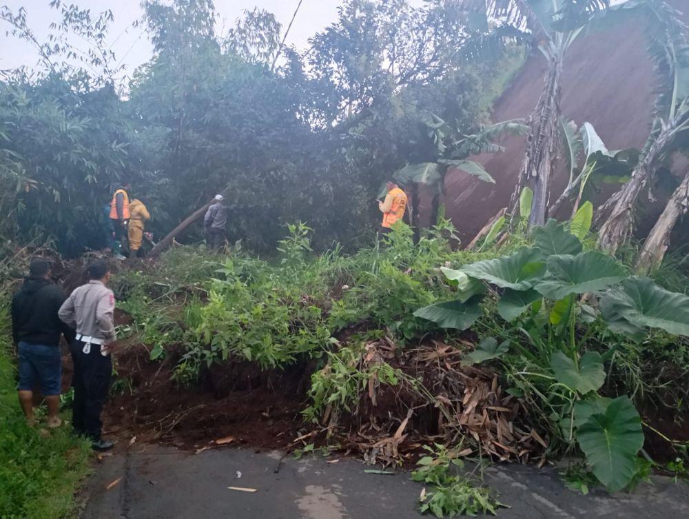 Jalan Raya Pangalengan Longsor, Akses Lalu Lintas Terputus
