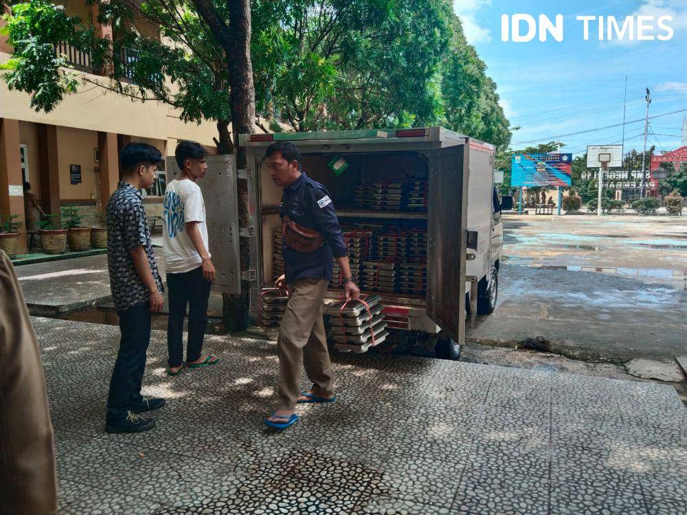Pembagian MBG di SMP N 19 Palembang (IDN Times/Feny Maulia Agustin)