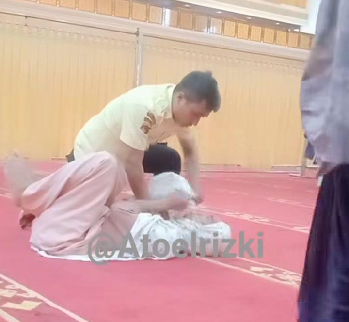 Viral! Pria Menyamar Jadi Perempuan saat Salat di Islamic Center NTB