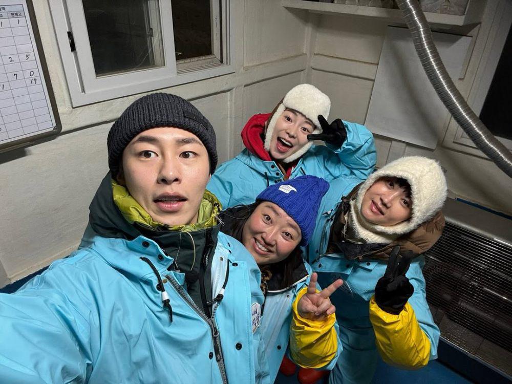 7 Potret di Balik Layar Fresh Off The Sea 2, Akrab Banget!