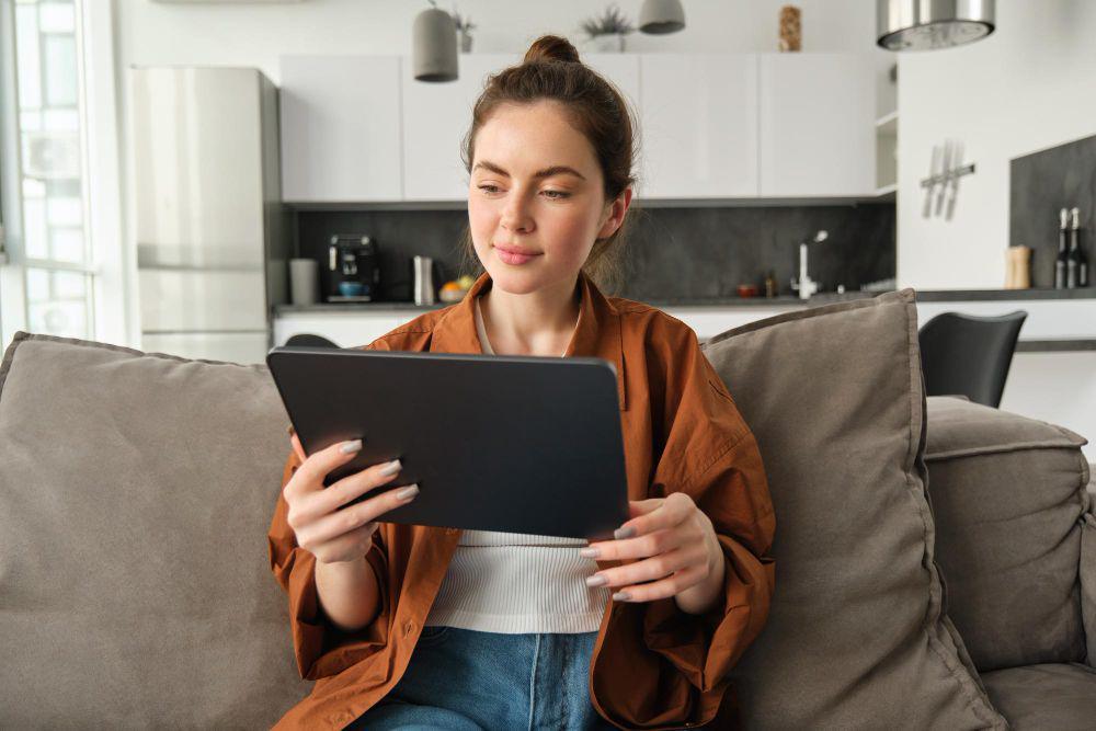 ilustrasi perempuan melakukan investasi (freepik.com/benzoix)