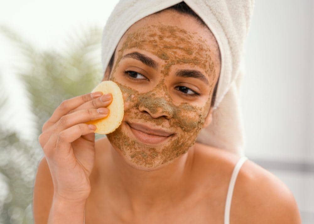 Ilustrasi wanita menggunakan scrub (freepik.com/freepik)