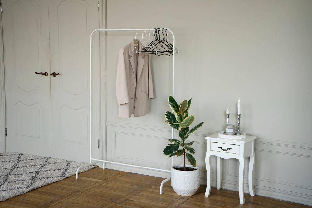 ilustrasi standing hanger (freepik.com/freepik)