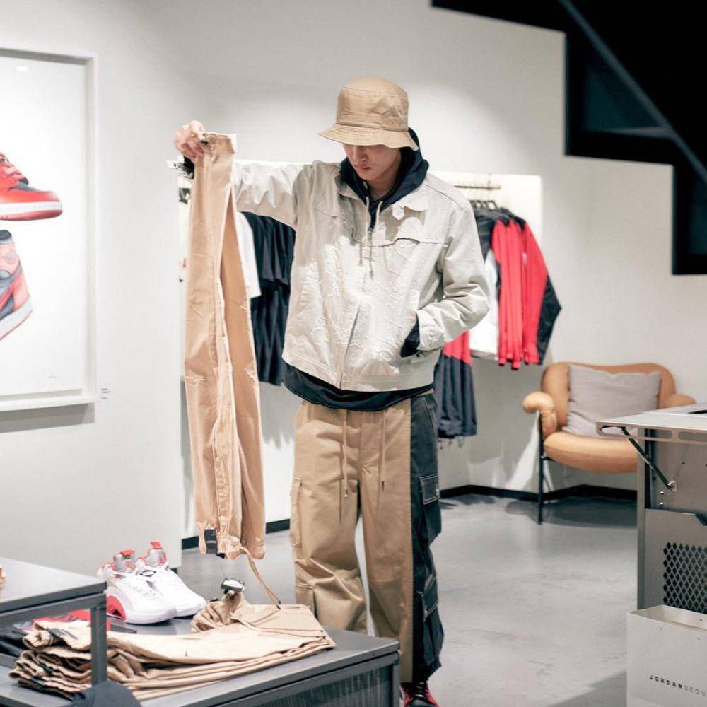 mix and match baggy pants ala Kai EXO (instagram.com/zkdlin)