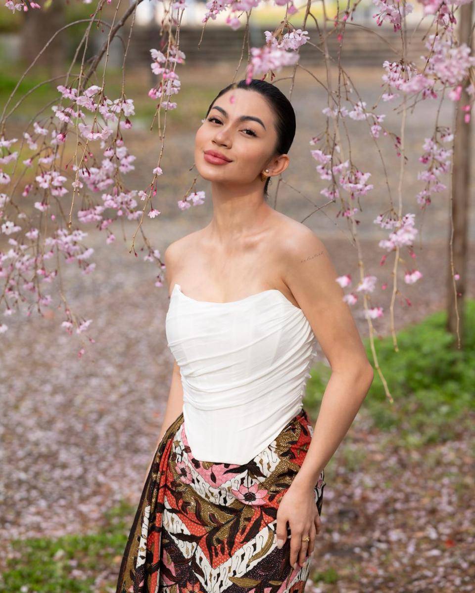 potret Ariel Tatum di taman sakura (instagram.com/arieltatum)