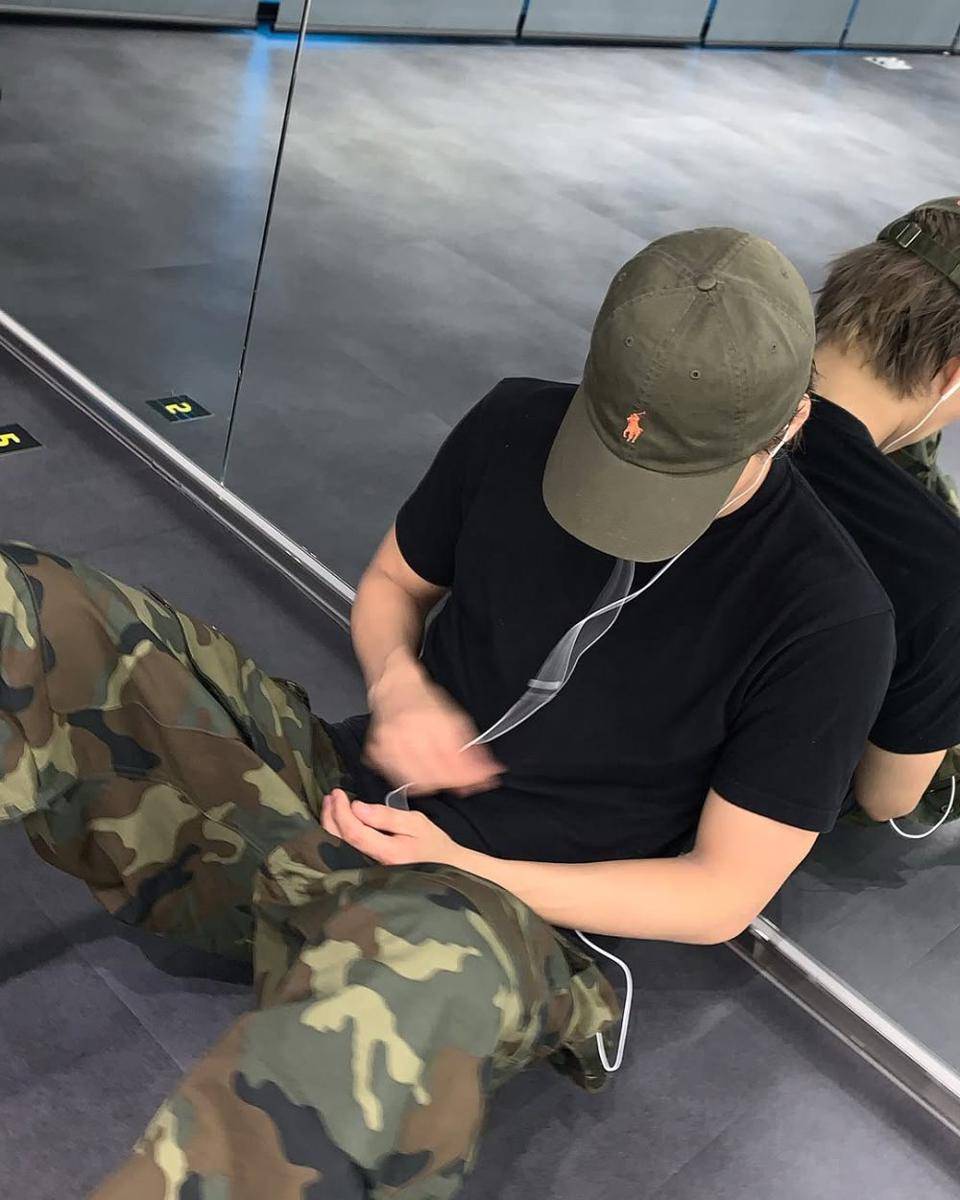 mix and match baggy pants ala Kai EXO (instagram.com/zkdlin)