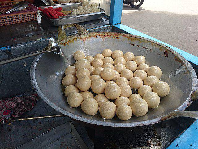 Ilustrasi menggoreng tahu bulat (commons.wikimedia.org/Armimami)