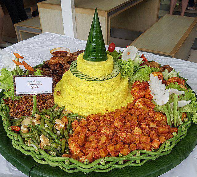ilustrasi nasi kuning tumpeng (commons.wikimedia.org/Mokkie)