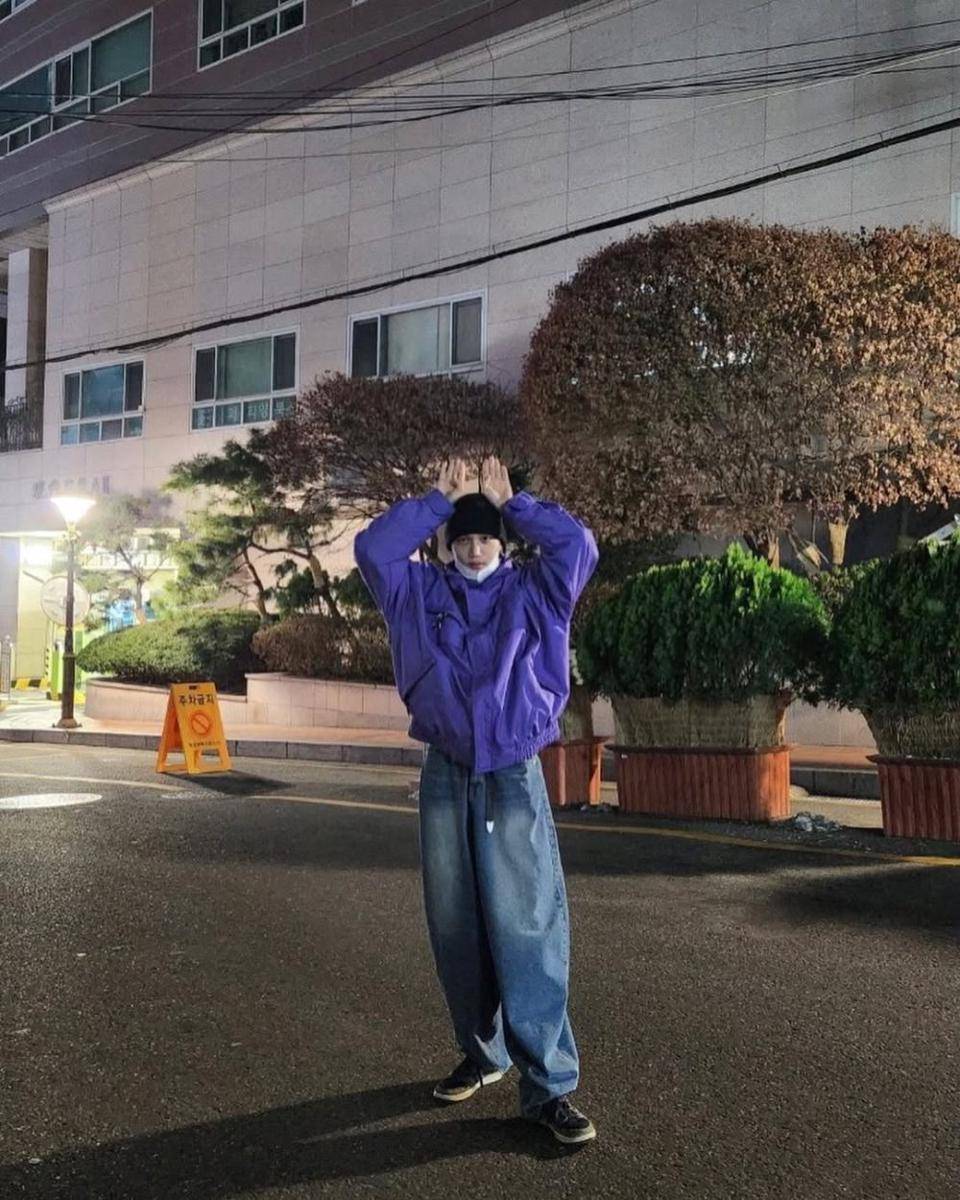 mix and match baggy pants ala Kai EXO (instagram.com/zkdlin)