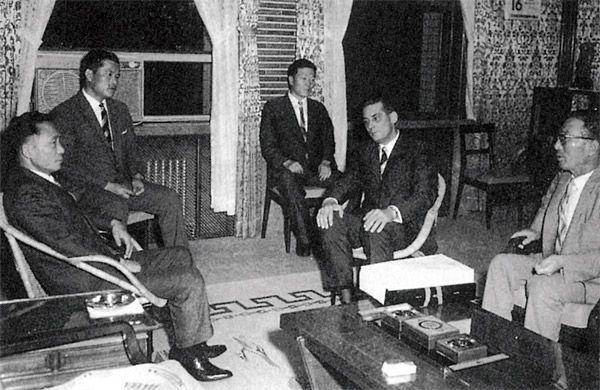 Mantan Presiden Korea Selatan Park Chung-hee (kiri) dan Founder LG Group Koo In-hwoi (kanan) (koreapost.com)
