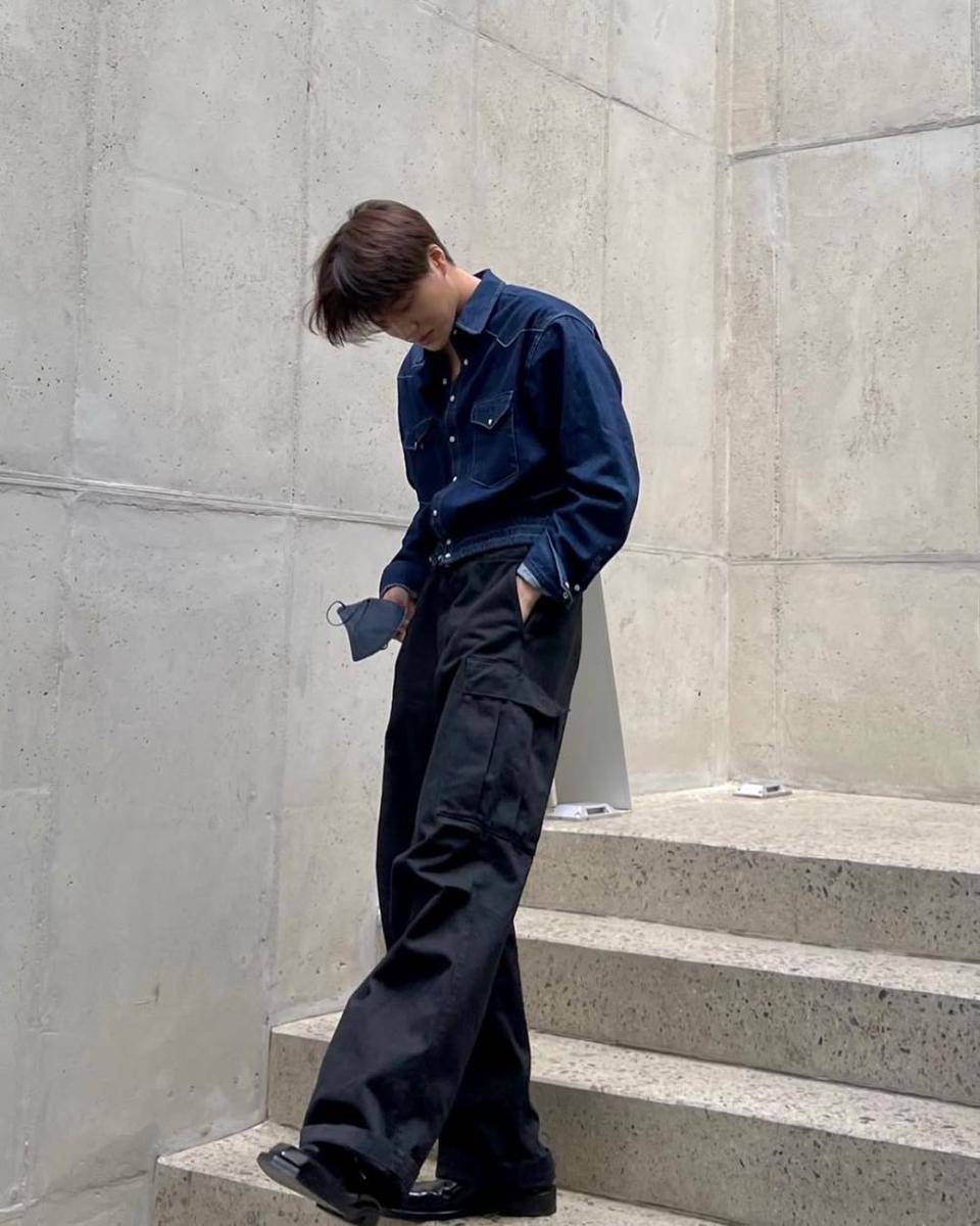 mix and match baggy pants ala Kai EXO (instagram.com/zkdlin)
