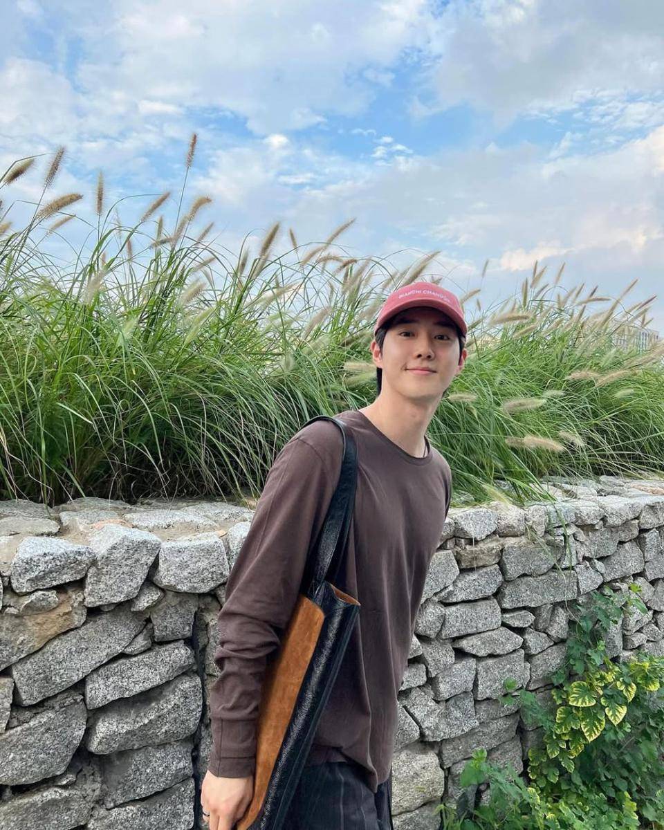 referensi OOTD hangout ala Suho EXO (instagram.com/kimjuncotton)