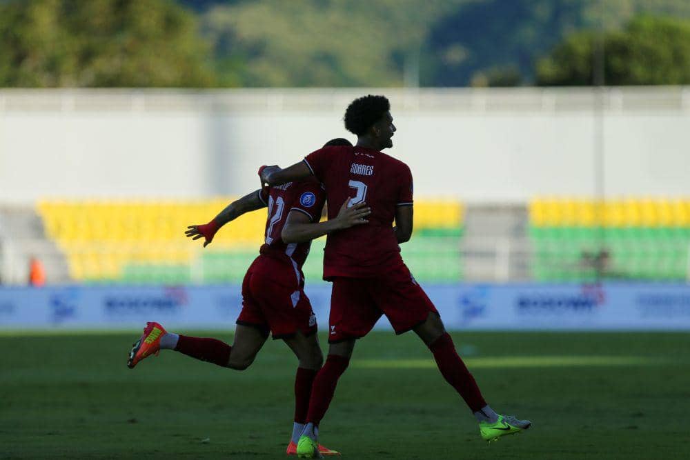 Pesepak bola PSM Makassar Aloisio Neto (kanan) dan Victor Luiz (kiri) berselebrasi usai mencetak gol ke gawang Semen Padang pada pertandingan BRI Liga 1 2024/2025 di Stadion Gelora BJ Habibie Parepare, Sulawesi Selatan, Kamis (10/4/2025). ANTARA FOTO/Chairil Indra/nz