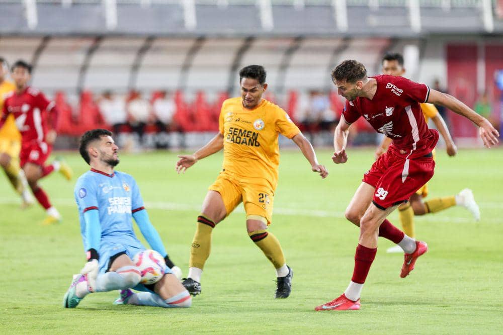 Pesepak bola PSM Makassar Nermin Haljeta (kanan), menendang bola di depan penjaga gawang pesepak bola Semen Padang Arthur Augusto (kiri) dan Zidane Wahyudi (tengah) pada pertandingan BRI Liga 1 2024/2025 di Stadion Gelora BJ Habibie Parepare, Sulawesi Selatan, Kamis (10/4/2025). ANTARA FOTO/Chairil Indra/nz