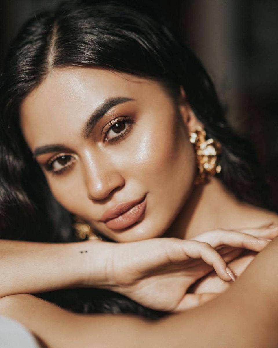 gaya makeup bold ala Ariel Tatum (instagram.com/arieltatum)