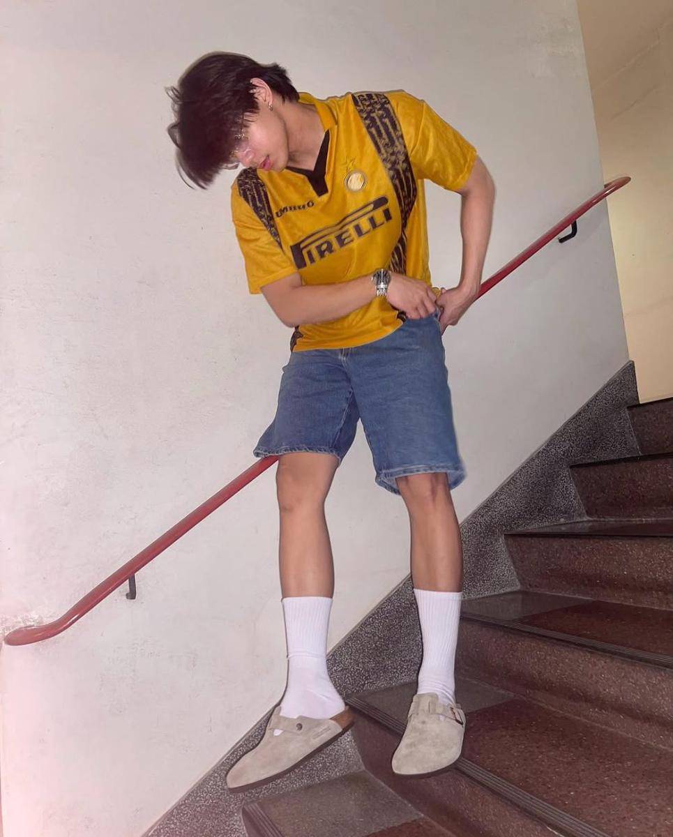 OOTD cowok dengan jersey shirt (instagram.com/moznattha)