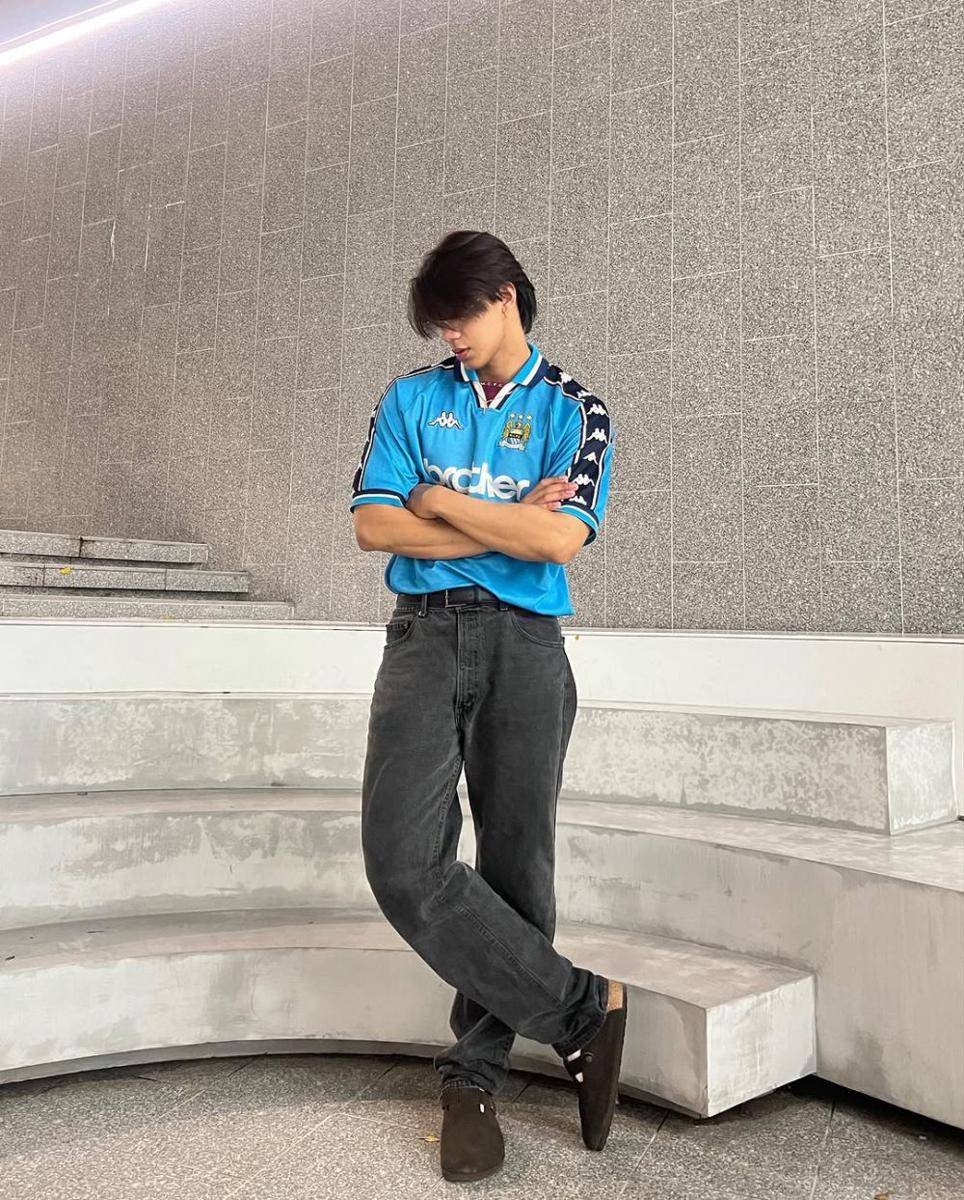 OOTD cowok dengan jersey shirt (instagram.com/moznattha)