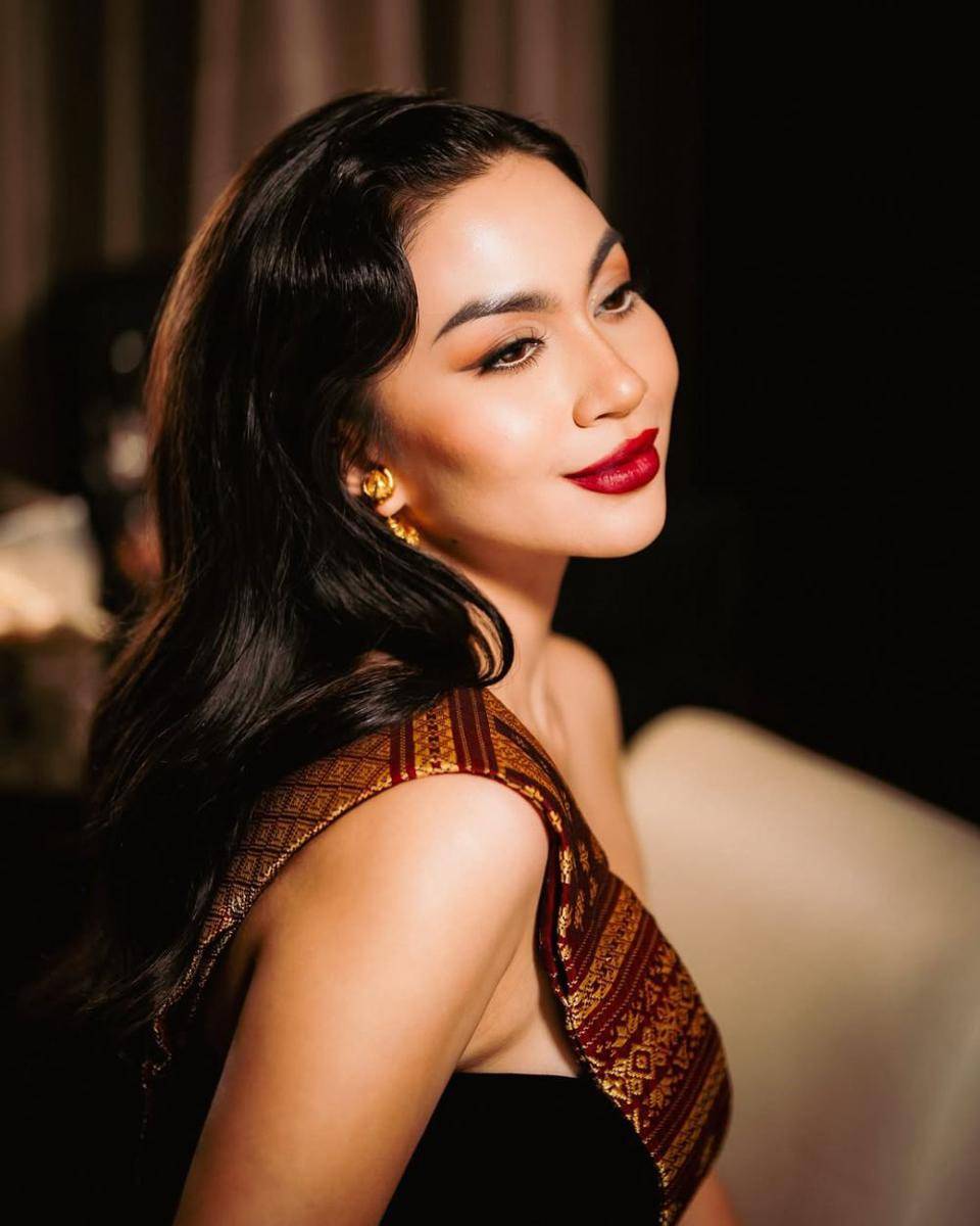 gaya makeup bold ala Ariel Tatum (instagram.com/arieltatum)