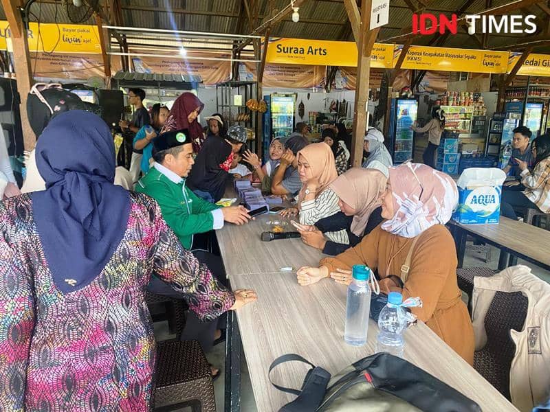 Para relawan pemandu wisata IKN bersama pegawai OIKN saat berikan pelayanan kepada masyarakat pengunjung (IDN Times/Ervan)