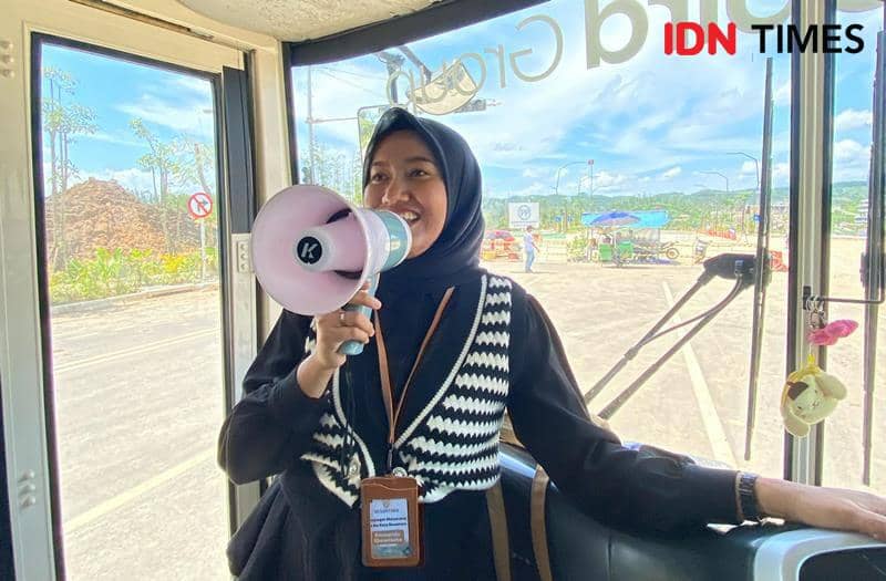 Denada ketika bertugas sebagai relawan pemandu wisata IKN (IDN Times/Ervan)