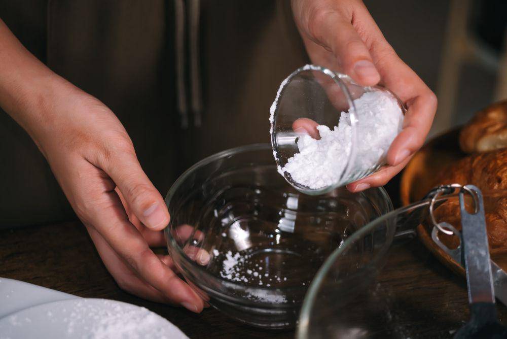 Ilustrasi tuang baking powder (freepik.com/ partystock)