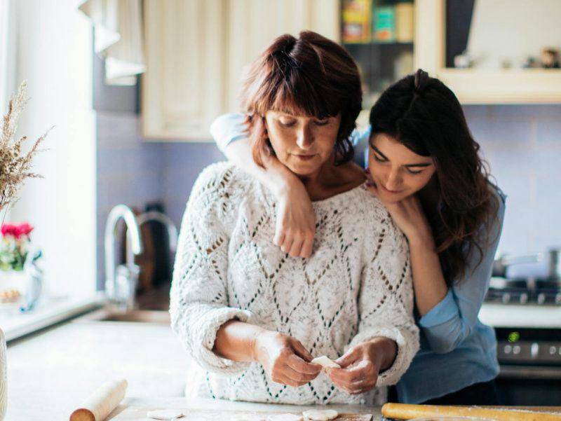 gambar ibu dan anak perempuannya (pexels.com/Elina Fairytale)