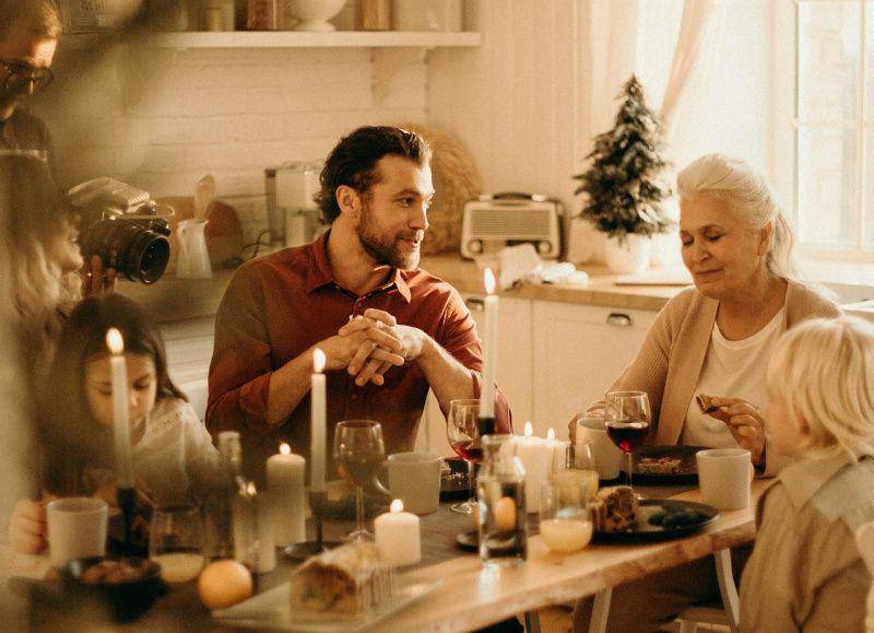gambar seorang pria duduk di meja makan dengan perempuan tua (pexels.com/cottonbro)