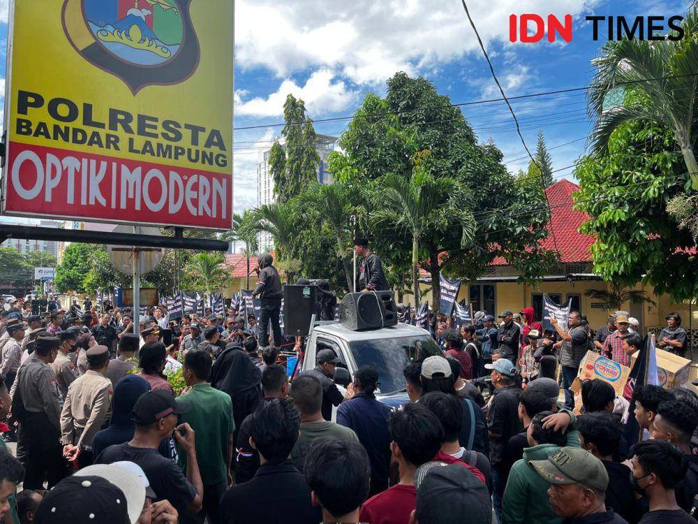 Aksi Aliansi Masyarakat Peduli Pendidikan Provinsi Lampung menggelar demontrasi di depan Mapolresta Bandar Lampung. (IDN Times/Tama Yudha Wiguna).