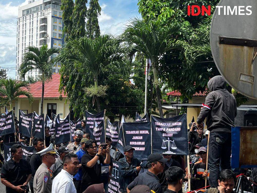 Aksi Aliansi Masyarakat Peduli Pendidikan Provinsi Lampung menggelar demontrasi di depan Mapolresta Bandar Lampung. (IDN Times/Tama Yudha Wiguna).