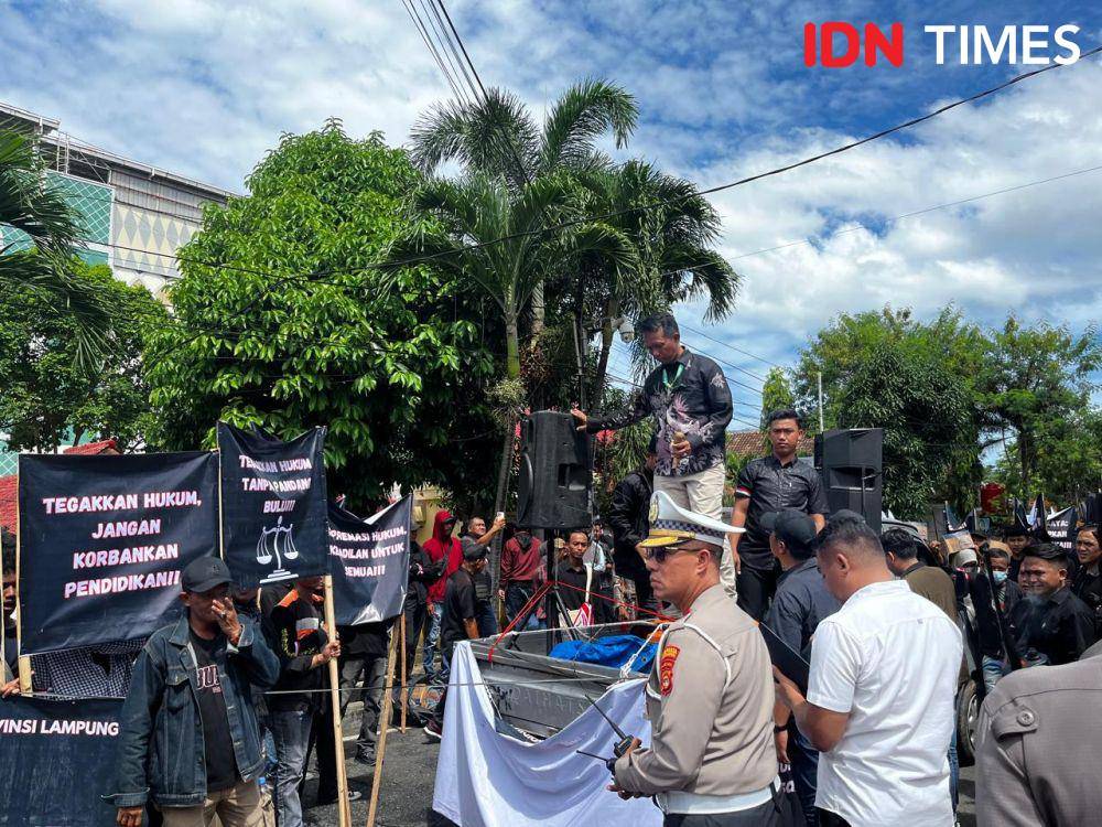 Aksi Aliansi Masyarakat Peduli Pendidikan Provinsi Lampung menggelar demontrasi di depan Mapolresta Bandar Lampung. (IDN Times/Tama Yudha Wiguna).