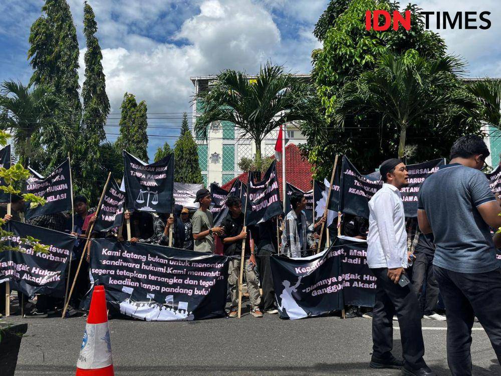 Aksi demo Aliansi Masyarakat Peduli Pendidikan Provinsi Lampung menggelar demontrasi di depan Mapolresta Bandar Lampung, Senin (14/4/2025). (IDN Times/Tama Yudha Wiguna).