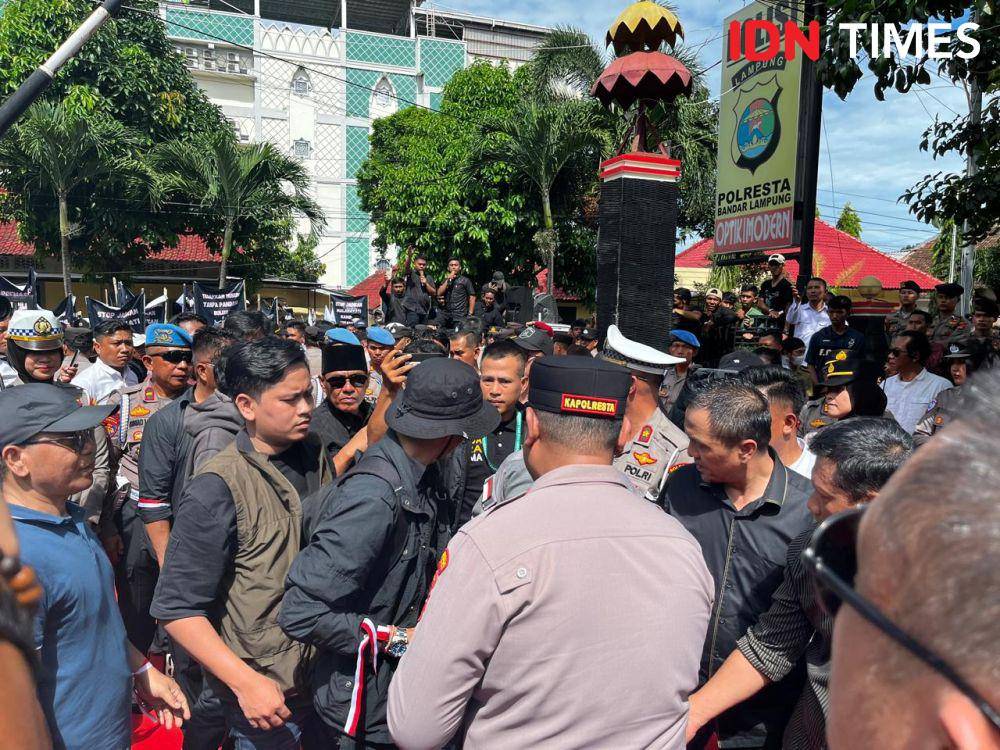 Aksi demo Aliansi Masyarakat Peduli Pendidikan Provinsi Lampung menggelar demontrasi di depan Mapolresta Bandar Lampung, Senin (14/4/2025). (IDN Times/Tama Yudha Wiguna).