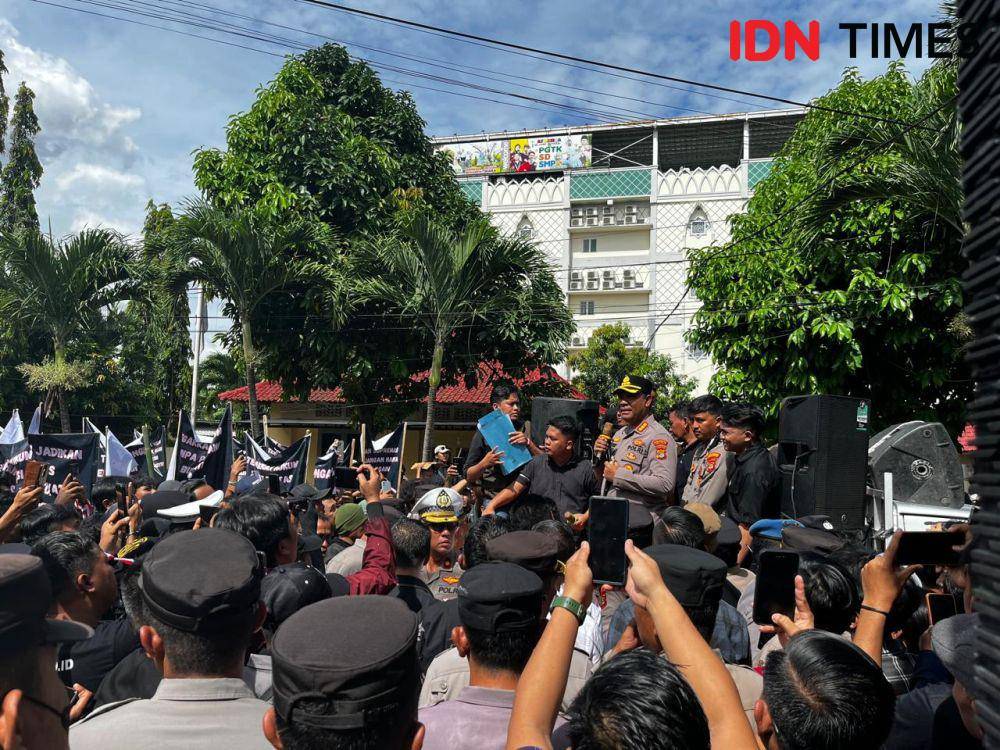 Aksi demo Aliansi Masyarakat Peduli Pendidikan Provinsi Lampung menggelar demontrasi di depan Mapolresta Bandar Lampung, Senin (14/4/2025). (IDN Times/Tama Yudha Wiguna).