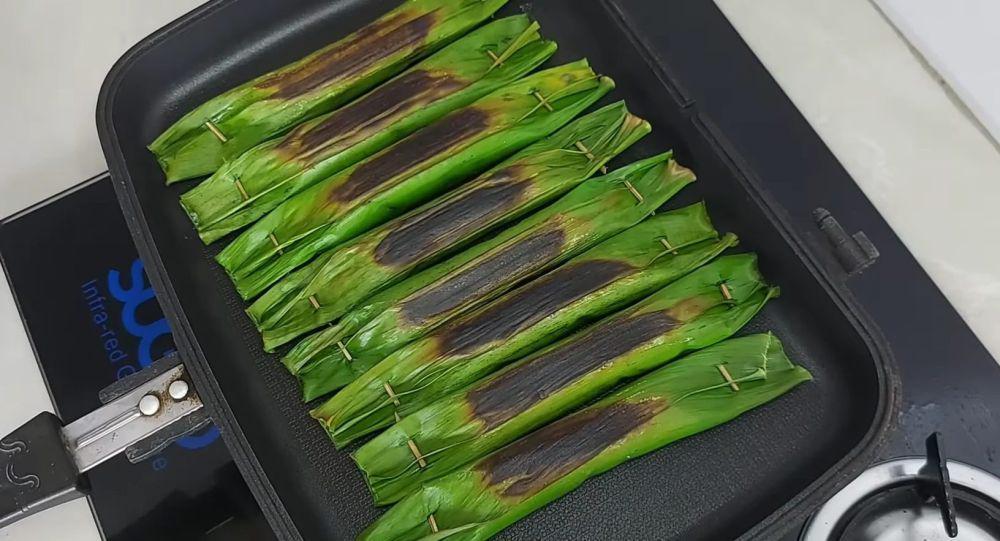 ilustrasi memanggang otak-otak ikan tenggiri (YouTube.com/Resep Abi)