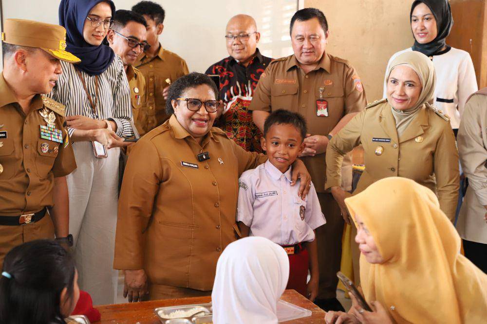 Wakil Menteri Dalam Negeri (Wamendagri) Ribka Haluk meninjau langsung pelaksanaan program Makan Bergizi Gratis (MBG) di Sekolah Dasar (SD) Negeri 2 Lamangga, Kota Baubau, Sulawesi Tenggara (Sultra), Senin (14/4/2025) (dok. Kemendagri)