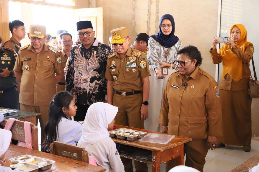 Wakil Menteri Dalam Negeri (Wamendagri) Ribka Haluk meninjau langsung pelaksanaan program Makan Bergizi Gratis (MBG) di Sekolah Dasar (SD) Negeri 2 Lamangga, Kota Baubau, Sulawesi Tenggara (Sultra), Senin (14/4/2025) (dok. Kemendagri)