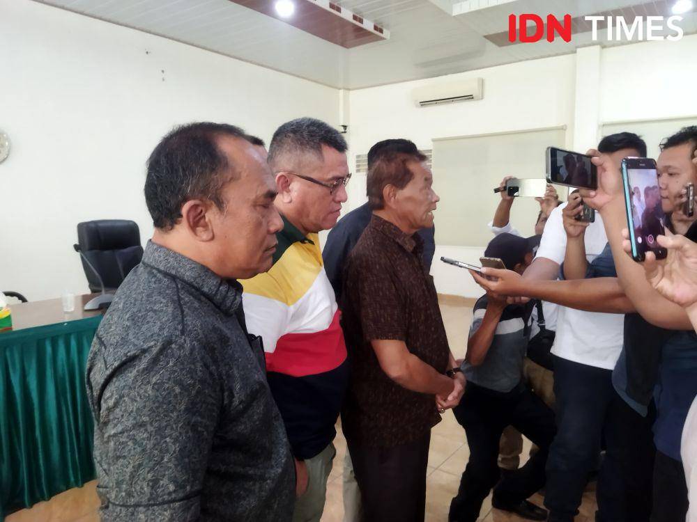 Tim Penjaringan dan Penyaringan Musprov KONI Sumut mengumumkan hasil verifikasi, Senin (14/4/2025) (IDN Times/Doni Hermawan)
