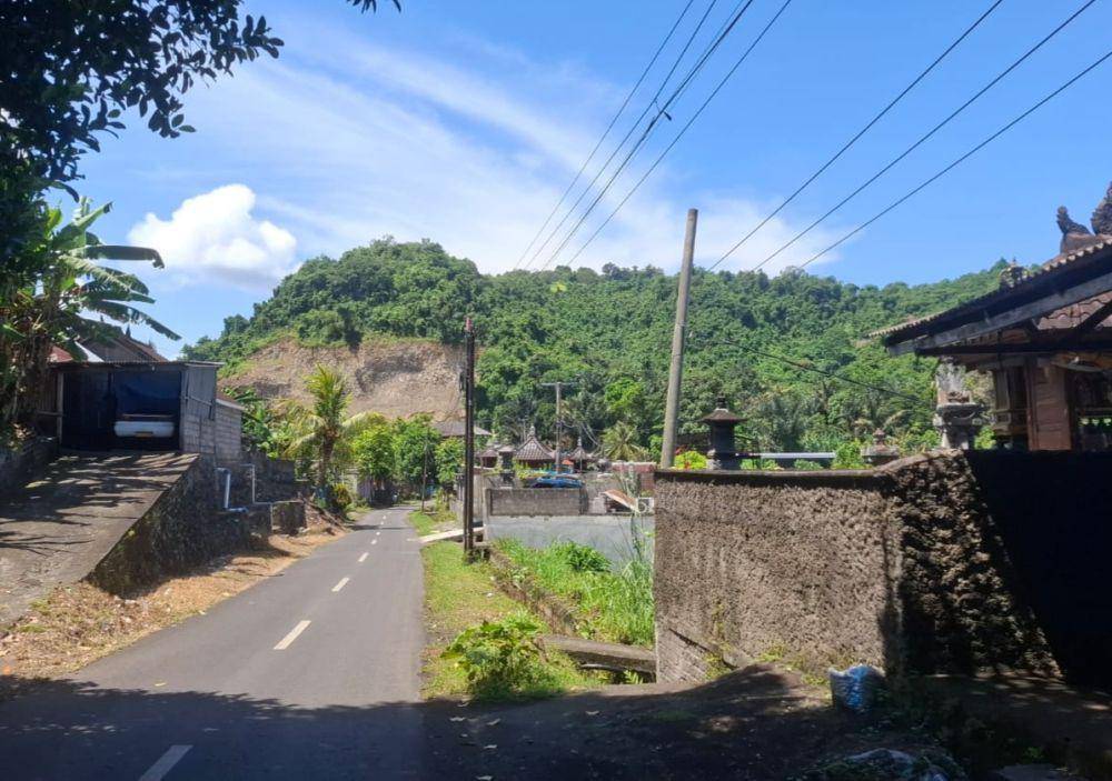 Pengerukan bukit di Desa Gunaksa, Klungkung. (Dok. IDN Times/istimewa)