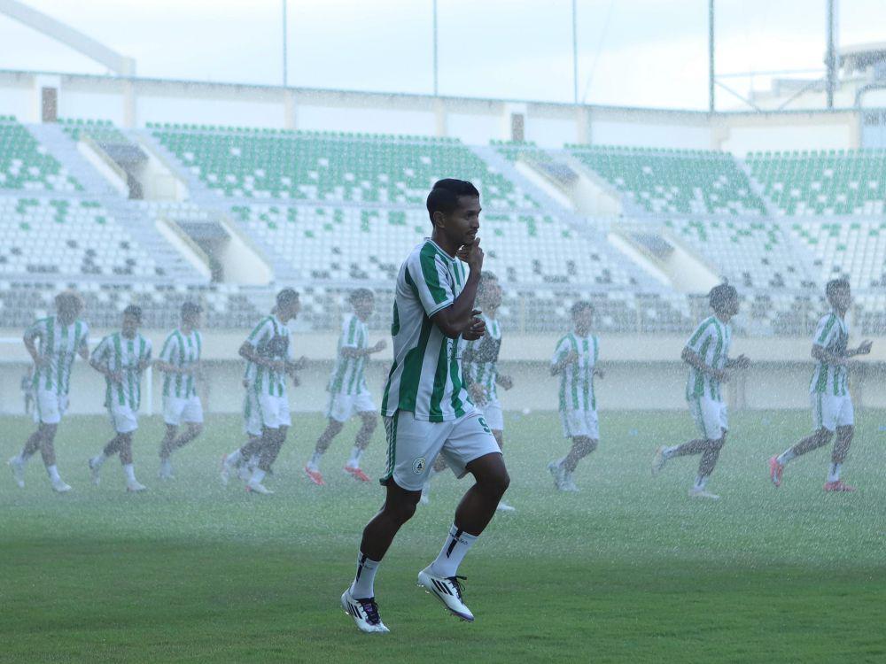 Bek PSS Sleman, Abduh Lestaluhu kala melakoni sesi latihan di Stadion Maguwoharjo. (Dok. Tim Media PSS)