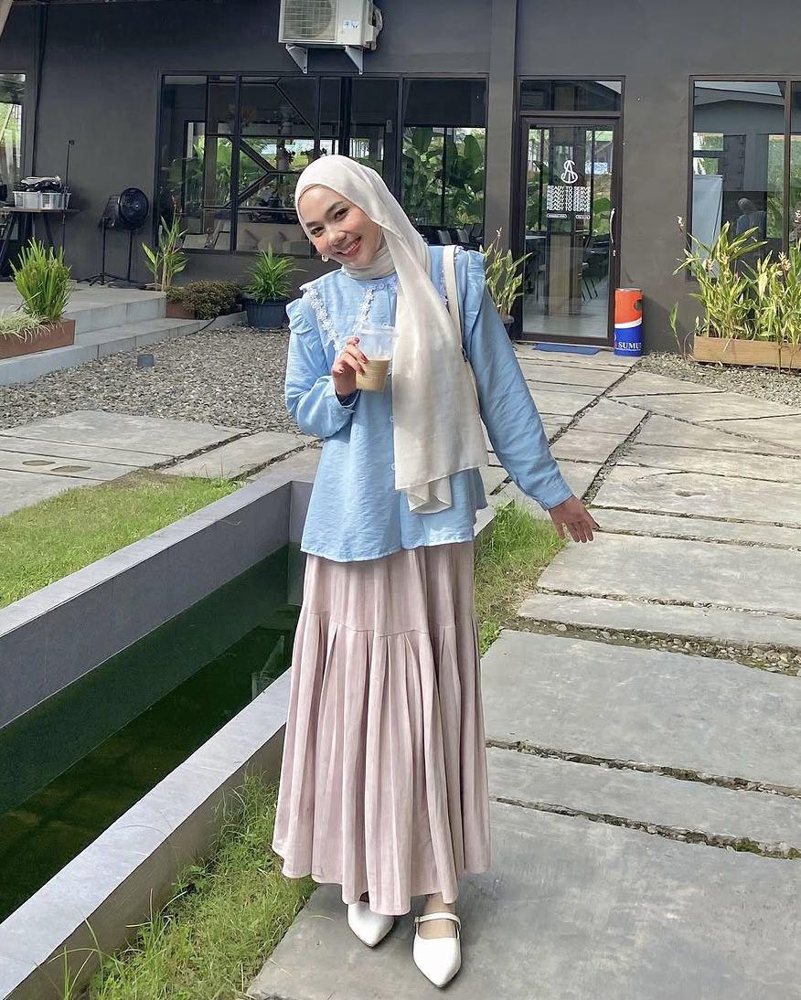 potret ide OOTD smart casual nuansa pastel ala Putri Nasya (instagram.com/nasya_rhmd)