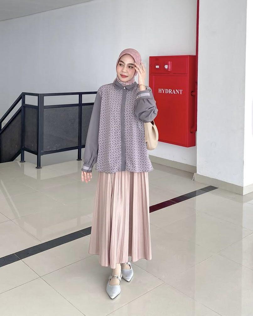 potret ide OOTD smart casual nuansa pastel ala Putri Nasya (instagram.com/nasya_rhmd)