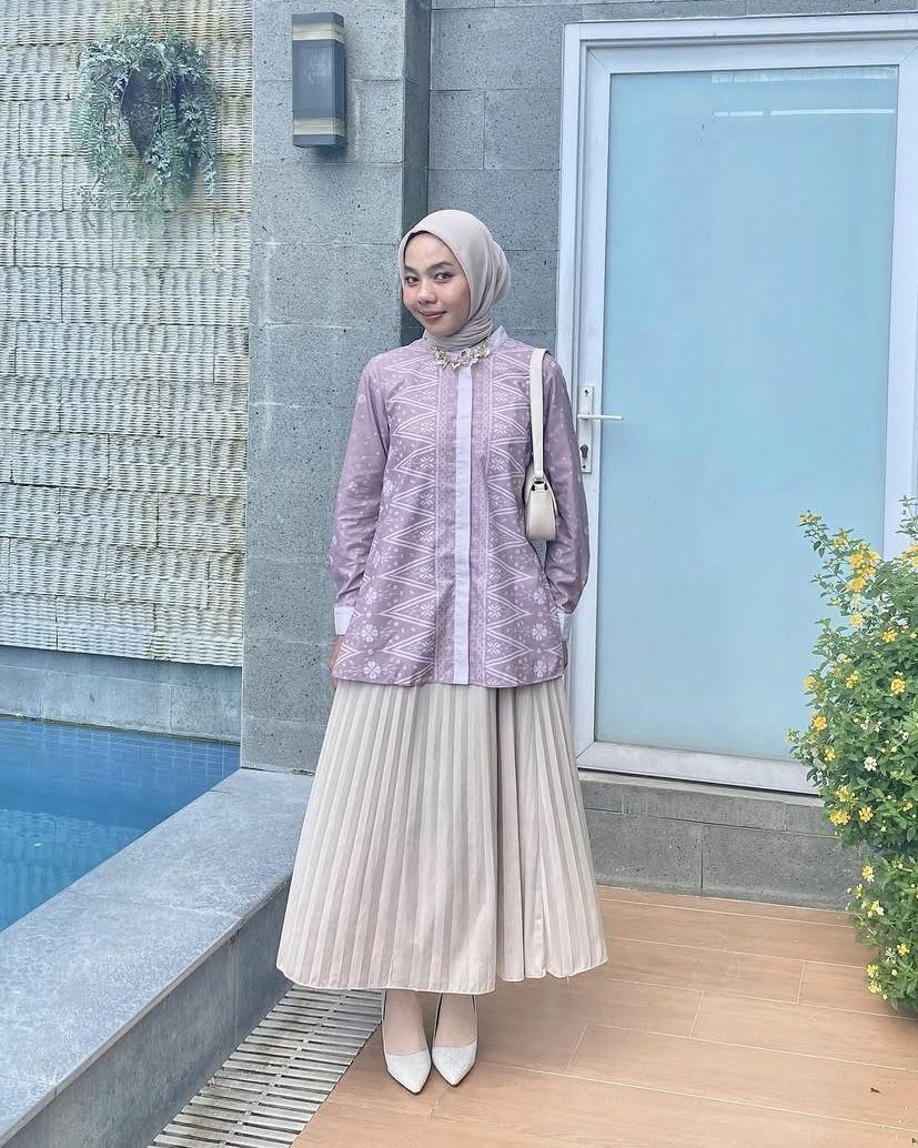potret ide OOTD smart casual nuansa pastel ala Putri Nasya (instagram.com/nasya_rhmd)