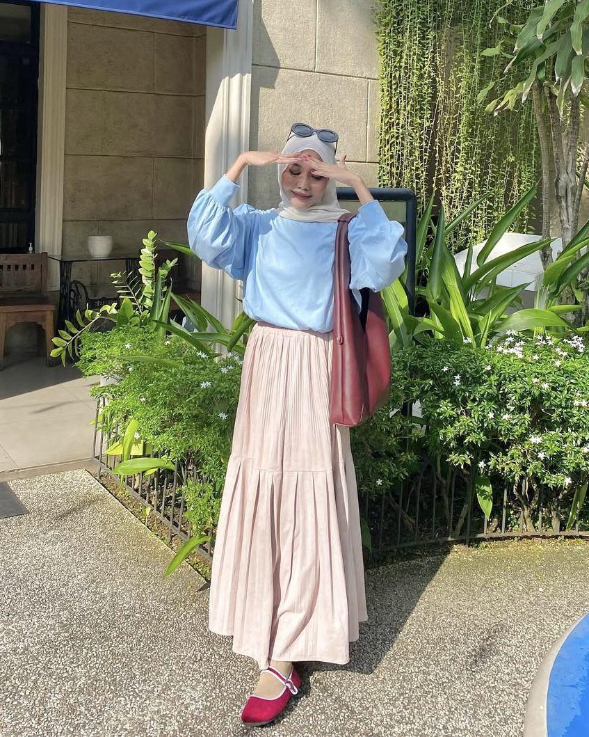 potret ide OOTD smart casual nuansa pastel ala Putri Nasya (instagram.com/nasya_rhmd)