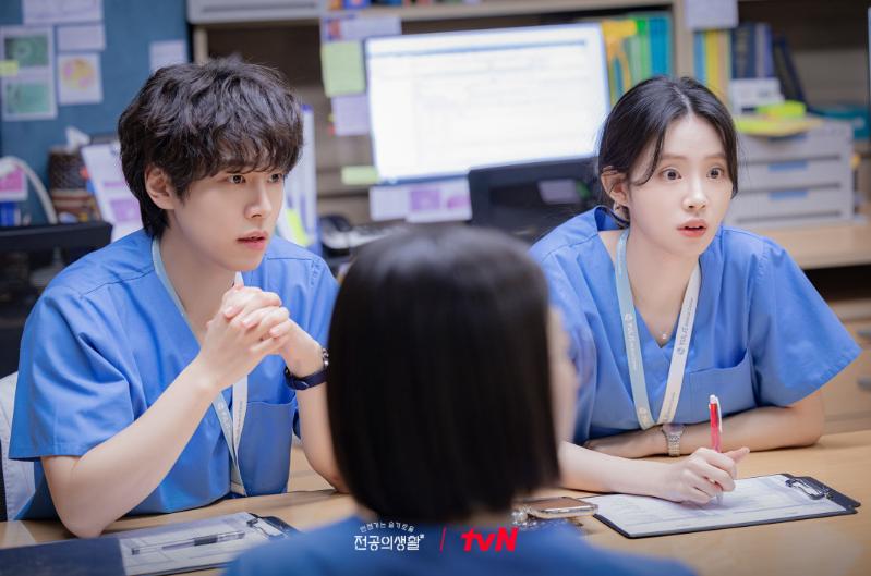 Kang Yoo Seok dan Shin Shi A di drama Resident Playbook (Dok. tvN/Resident Playbook)