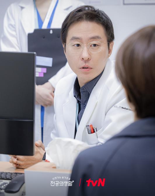 Lee Hyun Kyun di drama Resident Playbook (Dok. tvN/Resident Playbook)