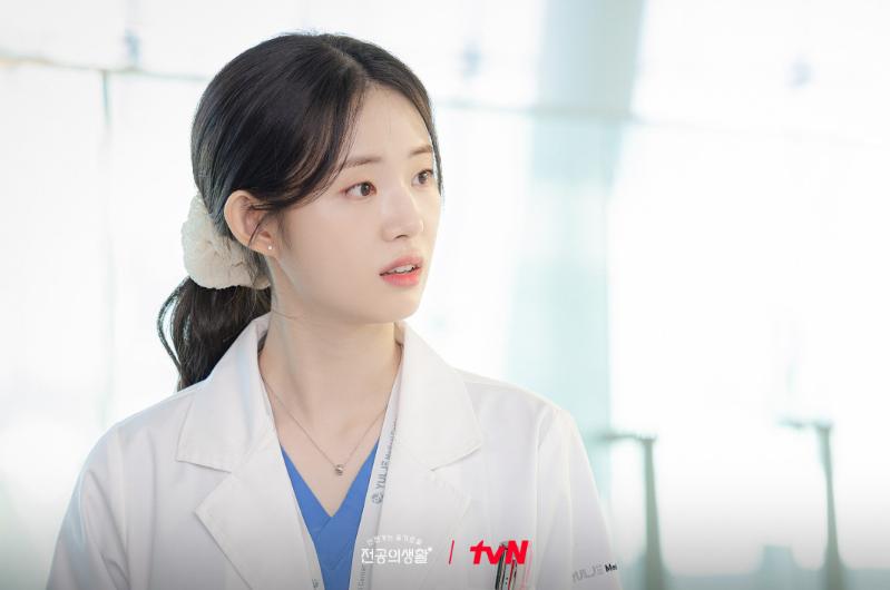 Shin Shi A di drama Resident Playbook (Dok. tvN/Resident Playbook)