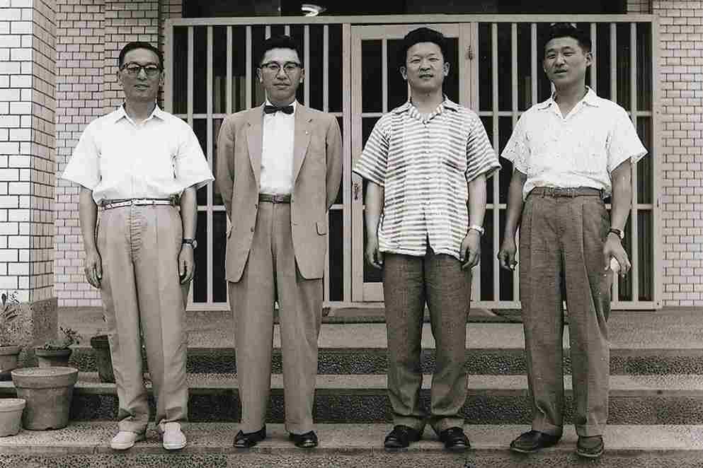 Koo In-Hwoi (dari kiri), Koo Pyeong-hoe, Koo Ja-kyung, dan Koo Ja-doo, berkumpul di pabrik Lakhee Chemical (m-joongang)