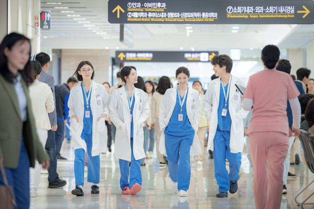 Cuplikan drama Korea Resident Playbook (dok. tvN/Resident Playbook)